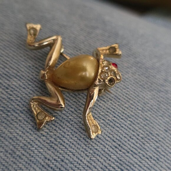 Goldtone Frog Brooch With Pearl Belly & Red Rhinestone Eye - Picture 4 of 6